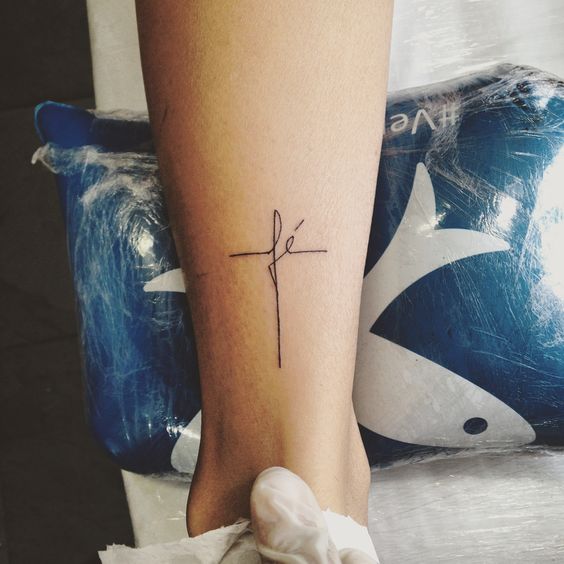 tatuagem feminina de fé no pé