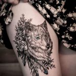 tatoo feminina com lobo