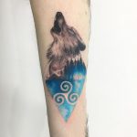 tatuagem de lobo com azul