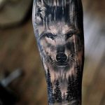 tatuagem de lobo no braco