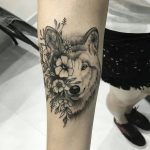 tatuagem feminina de lobo
