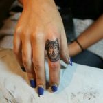 tatuagem no dedo para mulher com lobo