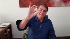 Vídeo: Bolsonaro ri-se e diz que está bem, tomando cloroquina